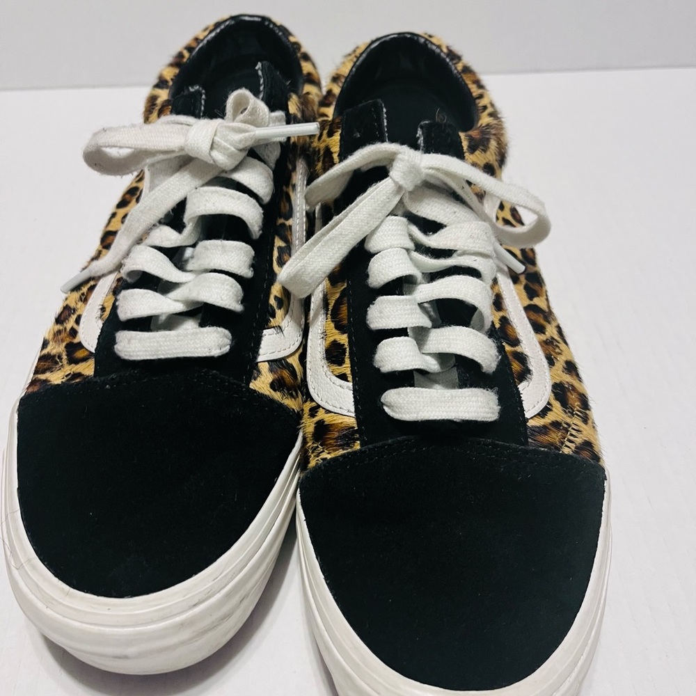 Vans! Leopard print sneakers size men’s 9
Women’s 10.5